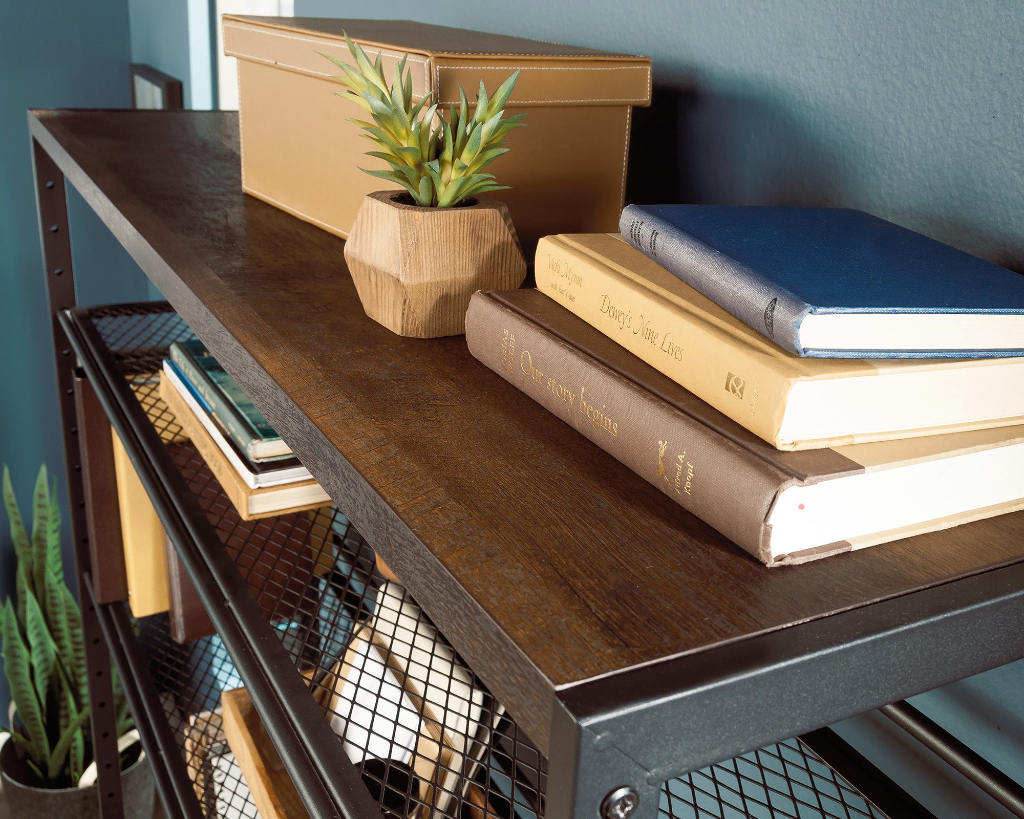 Briarbrook Computer Desk with Hutch in Barrel Oak