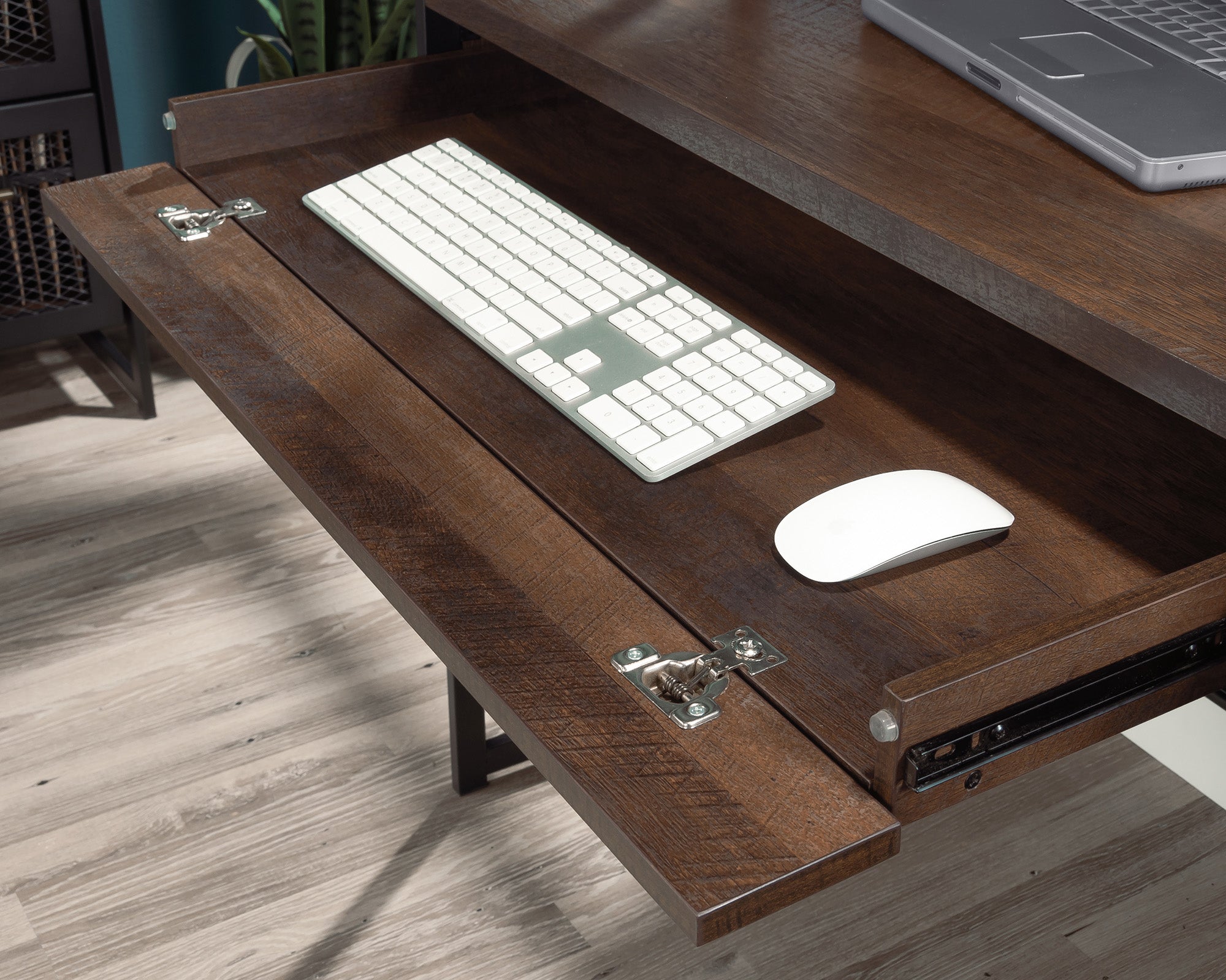 Briarbrook Computer Desk with Hutch in Barrel Oak